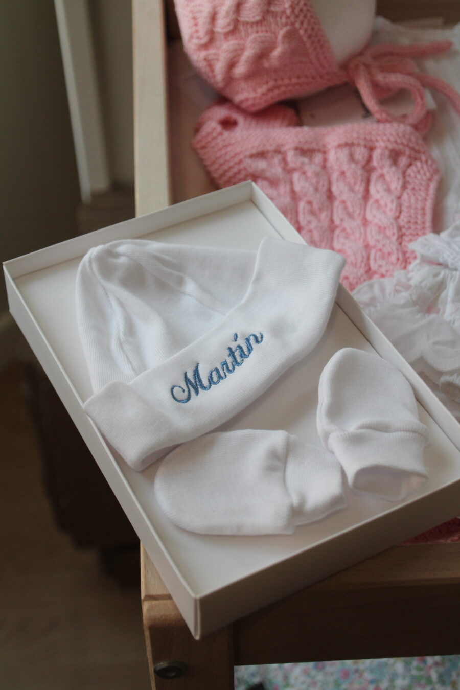 Set hospital bebé personalizado: gorrito + manoplas