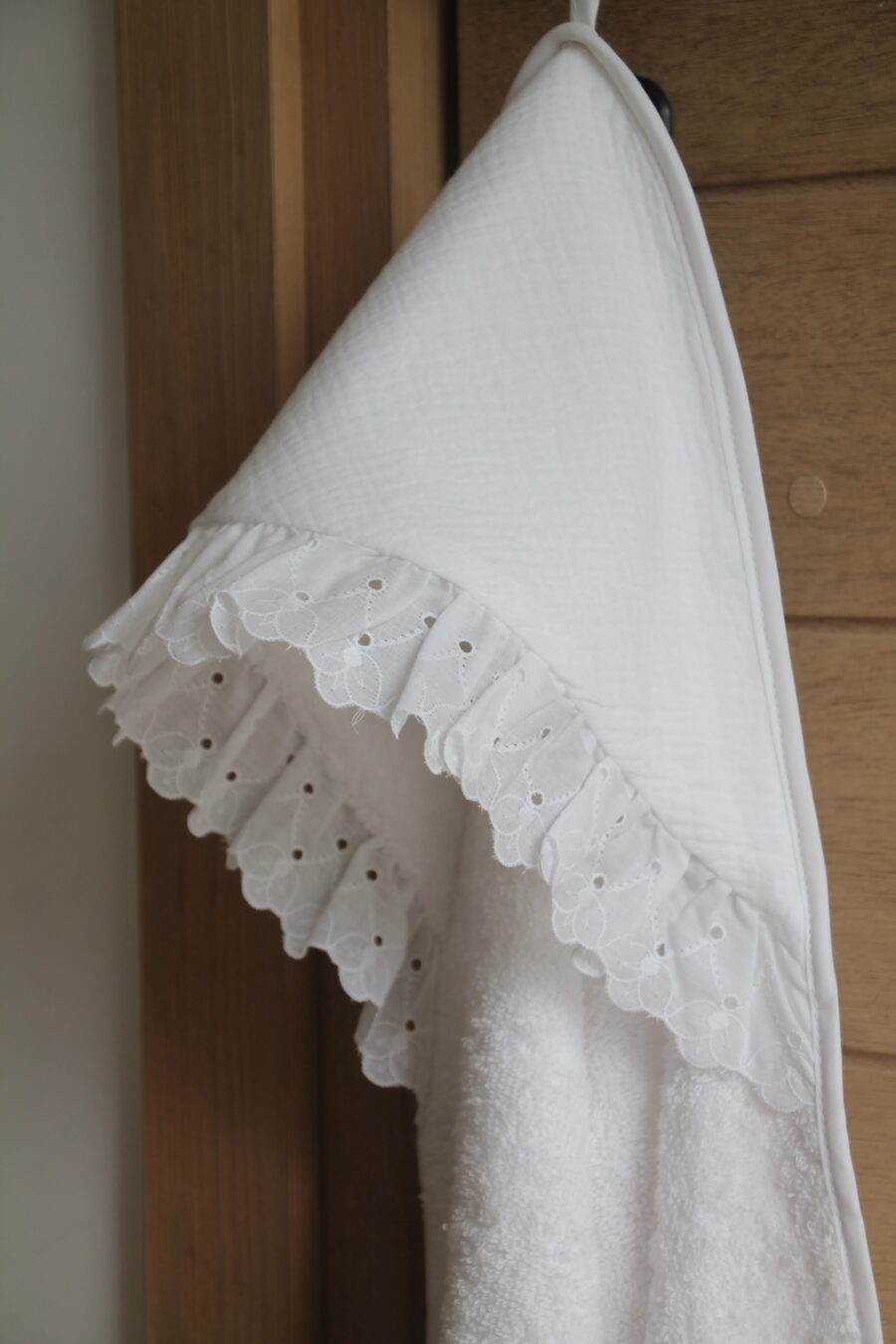 Capa de baño bordado